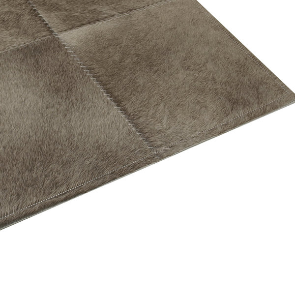 Platin: Patchwork-Teppich aus grauem Kuhfell