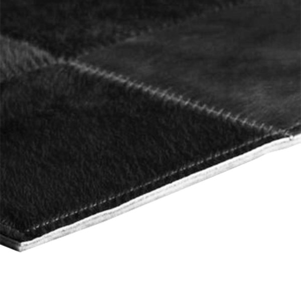 Nacht aus Samt: Patchwork-Teppich aus schwarzem Kuhfell